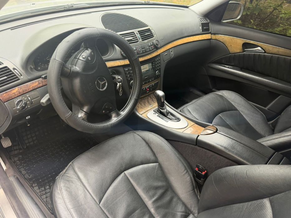 Mercedes - Benz-  E 220 Автомат