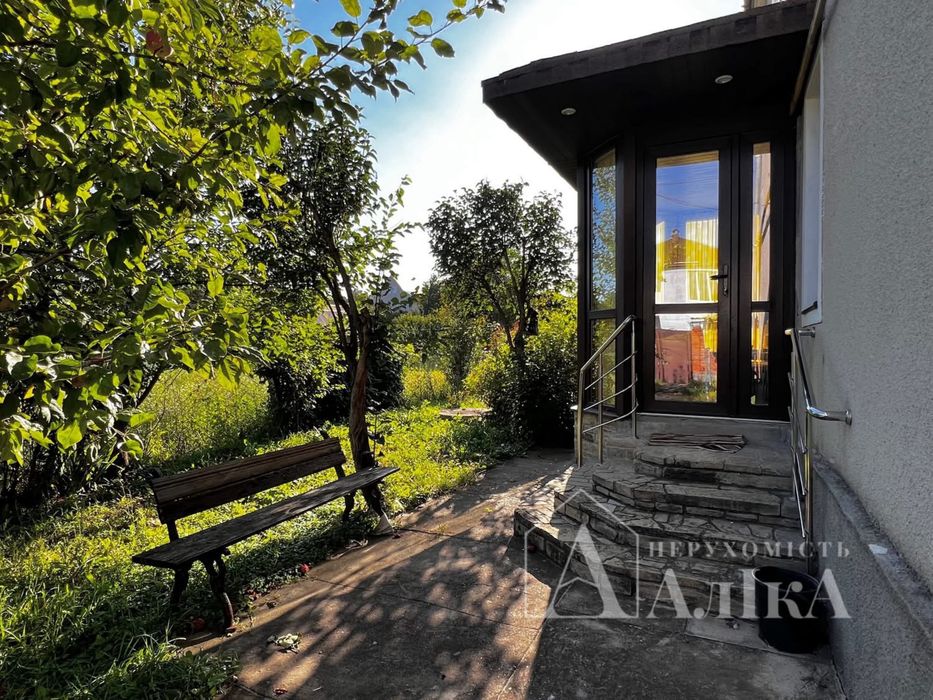 Продам двоповерхову частину будинку