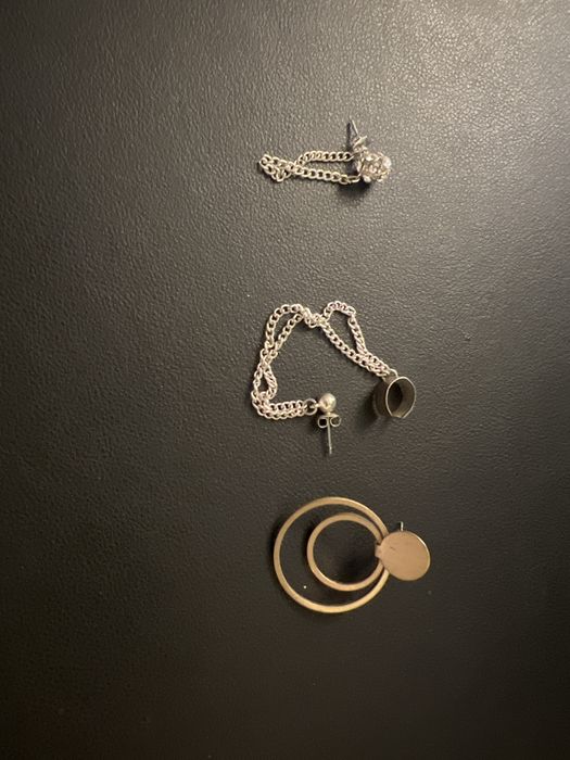 Brincos em bijuteria