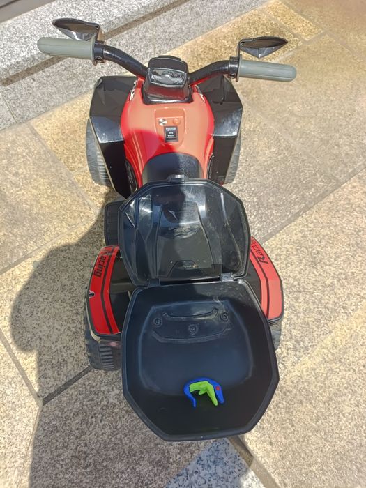 Mota eletricista de criança