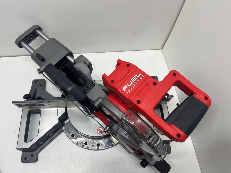 Piła ukośnica z posuwem Milwaukee M18 FMS190-0 190 mm 18V body
