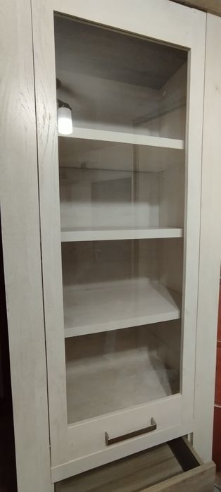 Szafa wysoki słupek witryna