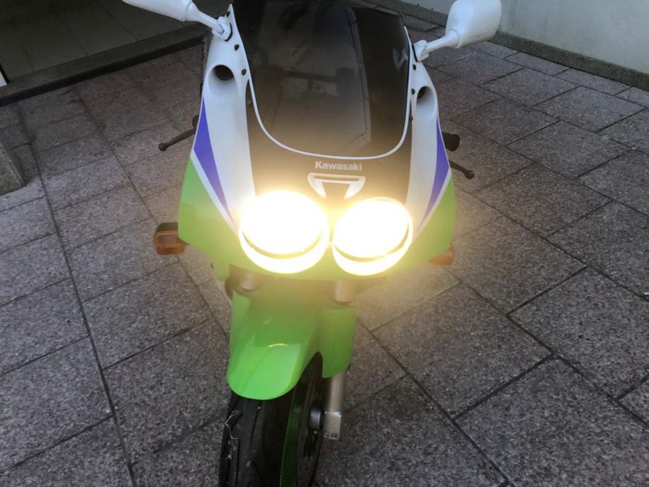 Kawasaki ZX-7, mota está muito boa
