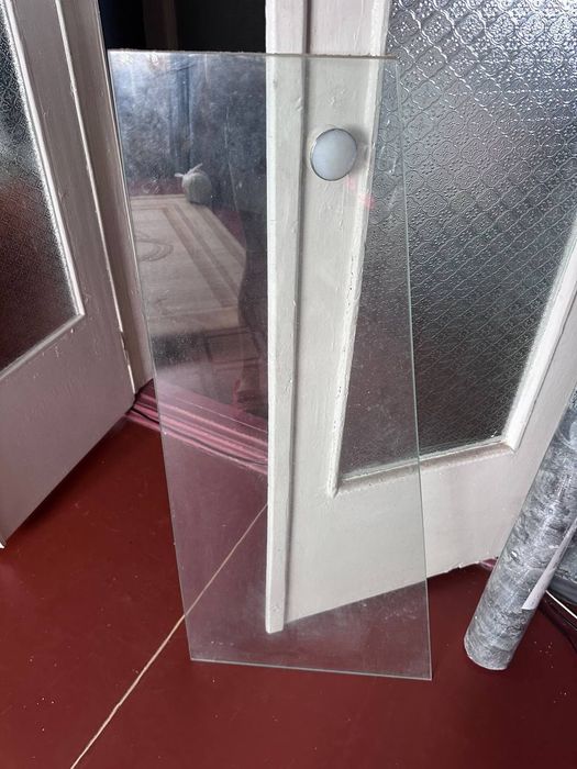 Продам угловые стеклянные полки 2 большие, маленькая в подарок