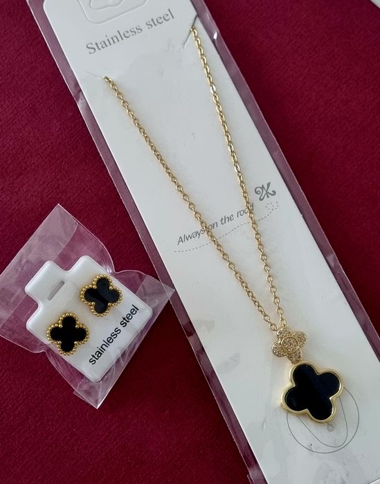 Conjunto dourado (colar e brincos), em aço, do trevo de 4 folhas em preto.