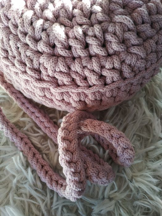 Okrągła torebka na szydełku brudny róż z suwakiem i materiałem