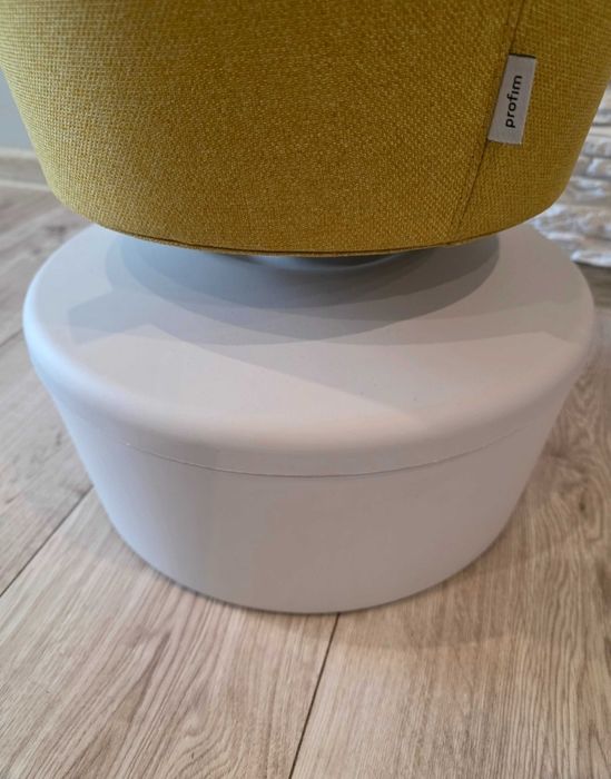 Pufa ergonomiczna Profim Mickey Hoker balansujący praca na stojąco