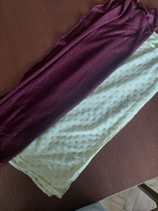 dwa kominy bordowy i jasnożółty