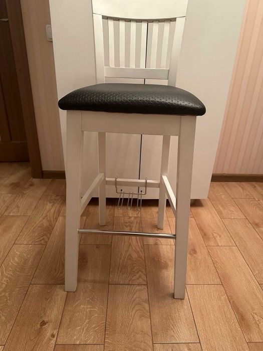 Барний стілець із натурального бука 2000 грн.