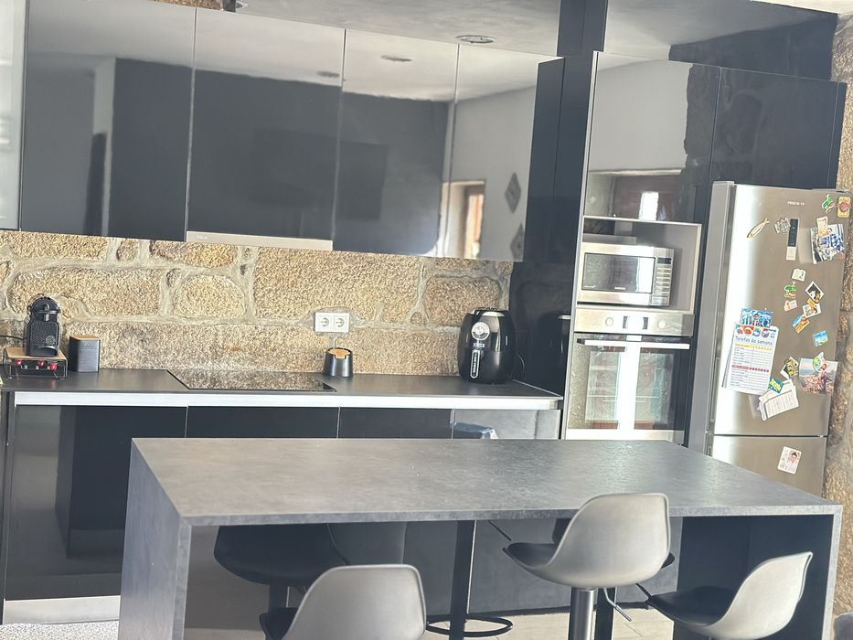 Cozinha com ilha como nova