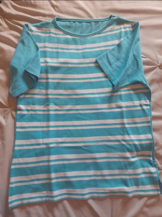 T-shirt Azul com listras brancas