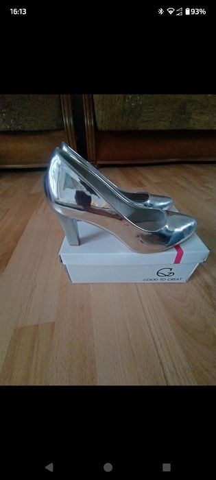 Srebrne czółenka na obcasie