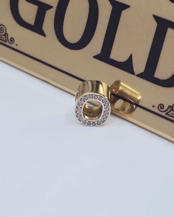 Złoty charms litera O biała cyrkonia próba 585 14k