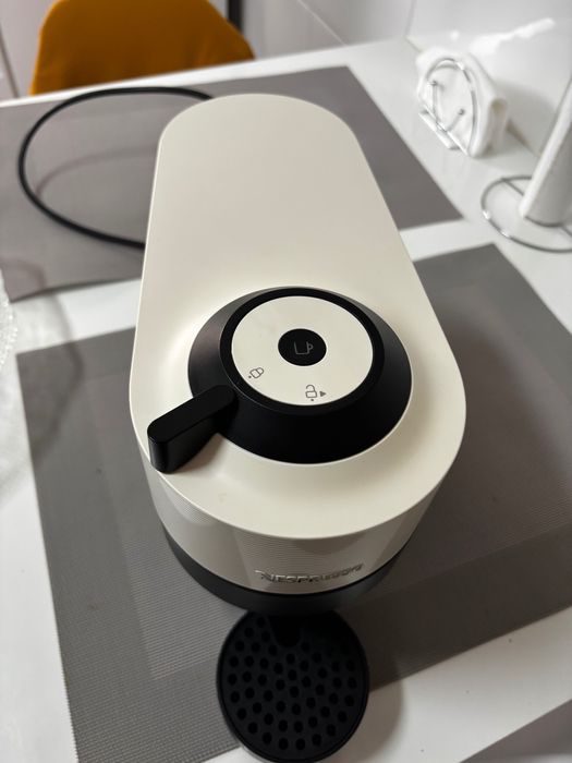 Maquina de café nespresso vertuo ( como nova )
