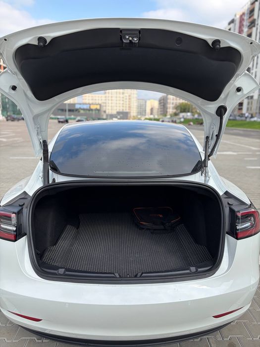 Tesla model 3 2022 року