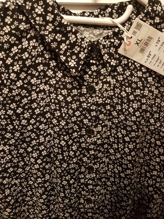 Sukienka koszulowa w drobne białe kwiatki Cropp XL