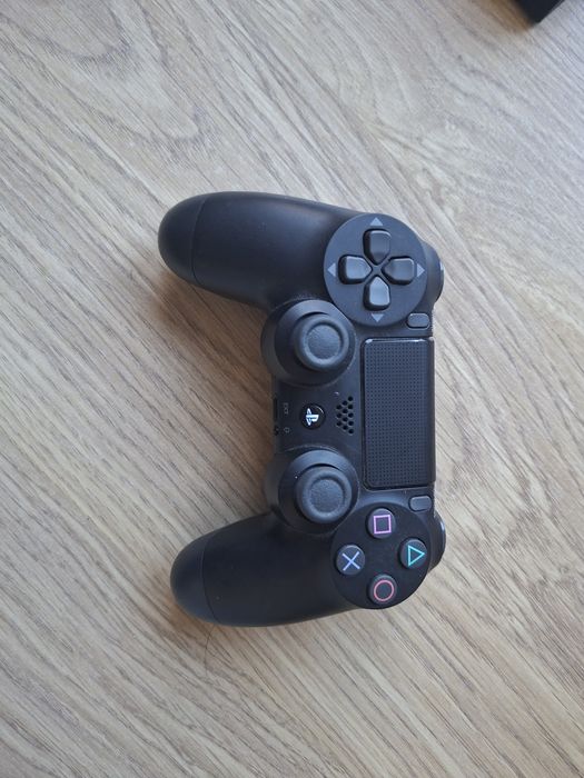 Ps 4 + 2pady I okładka do ściągania gratis 1TB