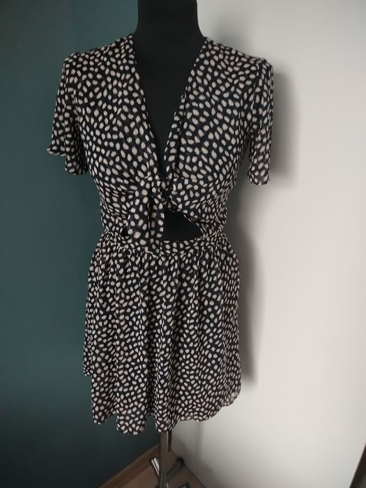 Czarna sukienka w ciapki odsłonięty brzuch XS