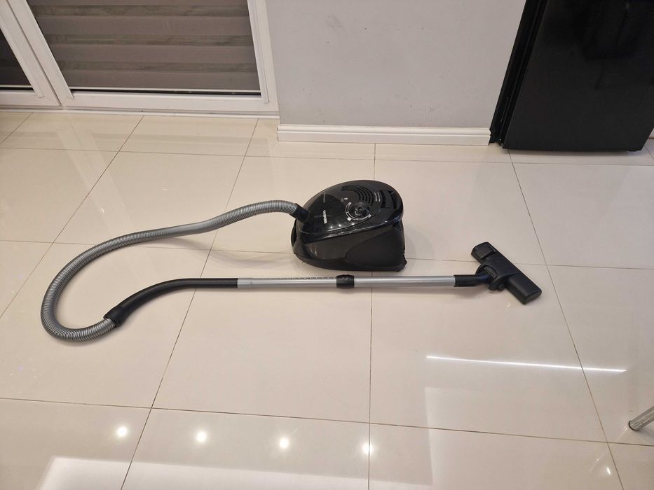 Odkurzacz workowy Siemens VS06B112A, czarny 700 W