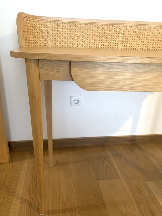 Secreatária com gaveta