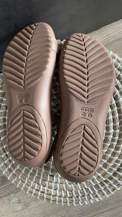 Crocs sandały serena embellish flip bronze W8 38/39
