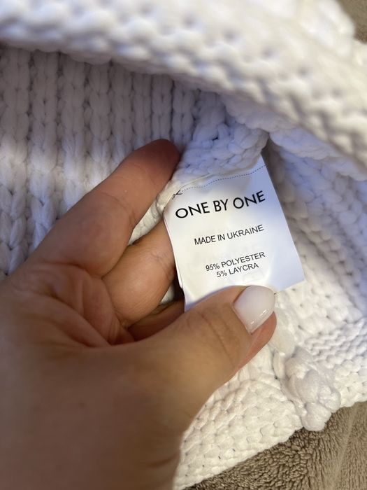 Білий вʼязаний светр