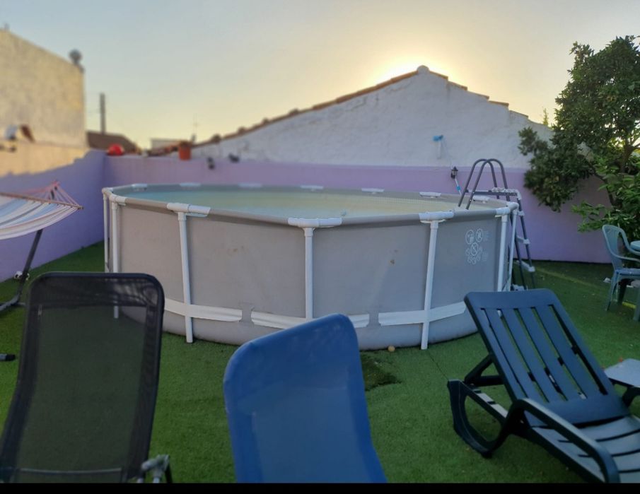 Piscina com escada e filtro