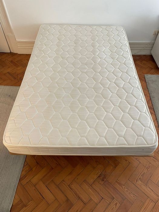 Cama de estrado com  colchão