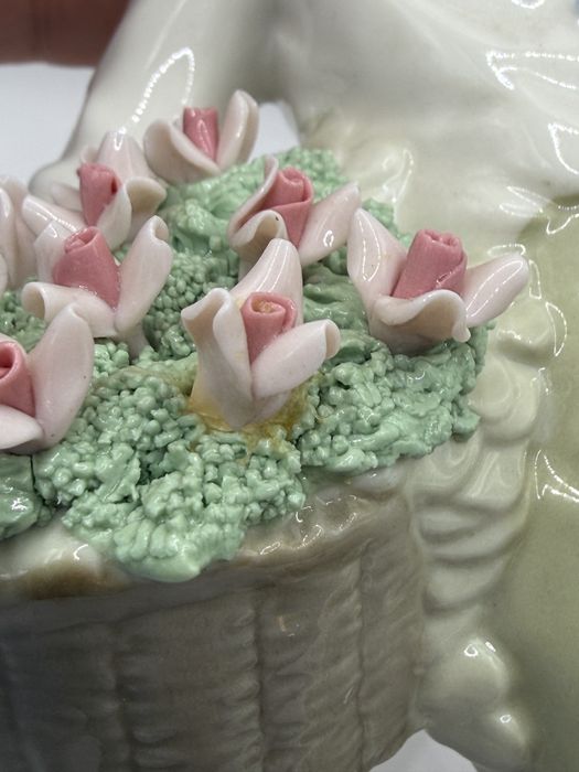 Porcelanowa figurka Chłopca z koszem róż