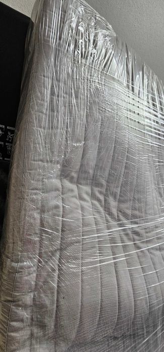 Cama, colchão e duas mesas de cabeceira