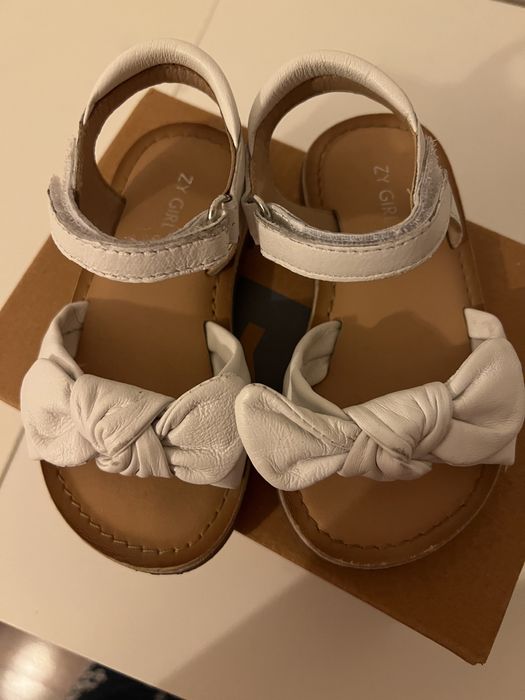 Sandalias em pele com laço