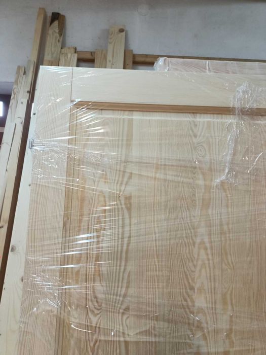 Producent drzwi sosnowe drewniane z futrynami od RĘKI