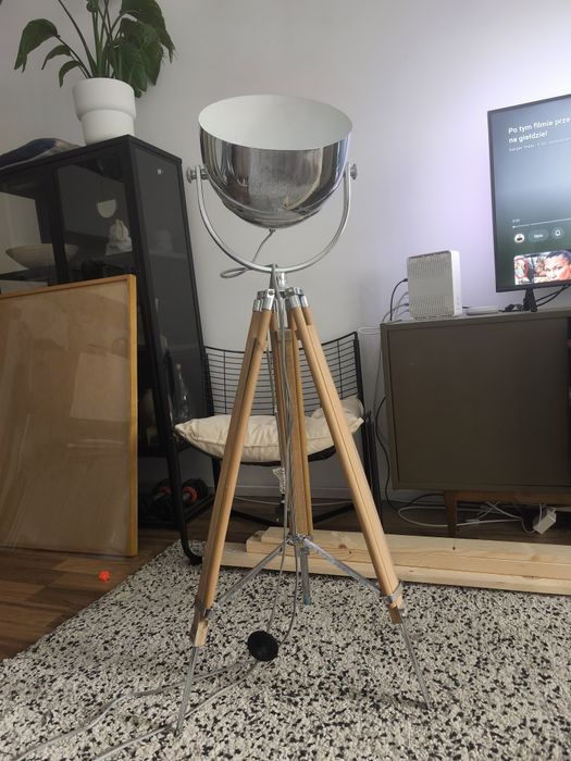 Lampa na trójnogu