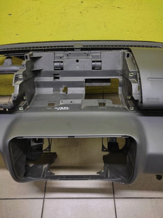 nissan x-trail t30 kokpit deska rozdzielcza