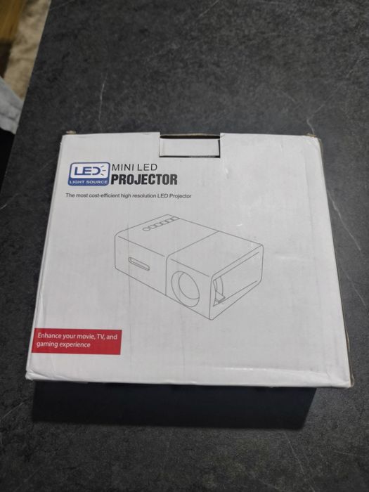 Mini projetor led novo sem uso ideal para pequenos negócios e afins branco com excelente qualidade
