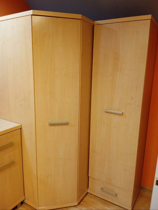 Szafa narożna ze słupkiem