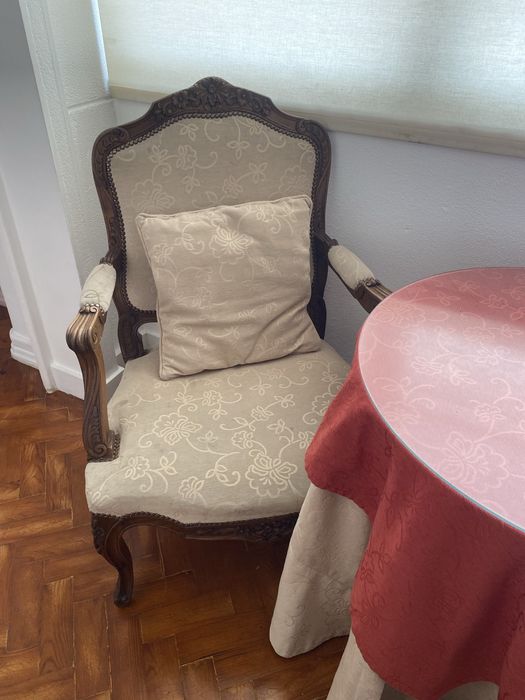 Conjuntos dois cadeirões e mesa redonda em camilha com tecido e vidro