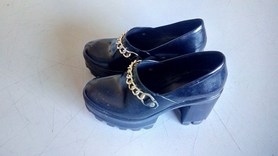 URGENTE Vendo Sapatos 35 /36 praticamente novos