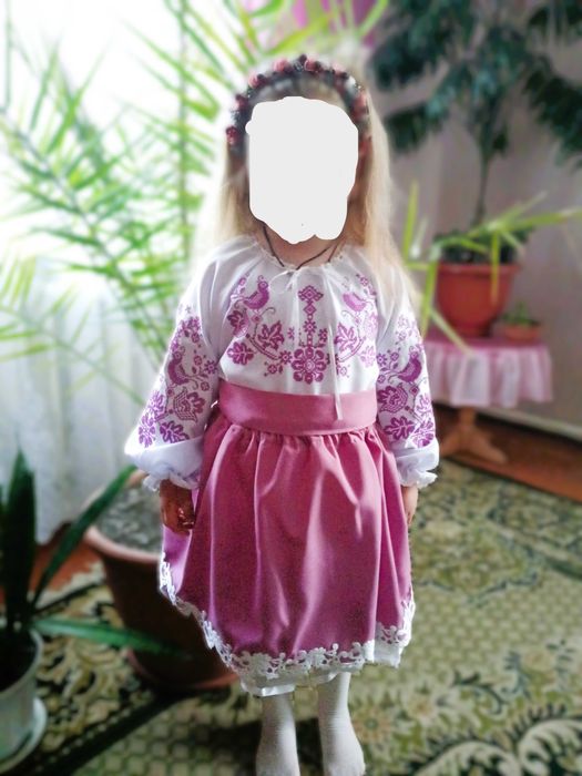 Вишитий костюм для дівчинки