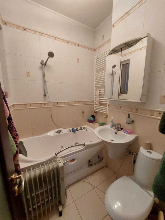 Продам двухэтажный дом с  ремонтом в Центре Слободки.