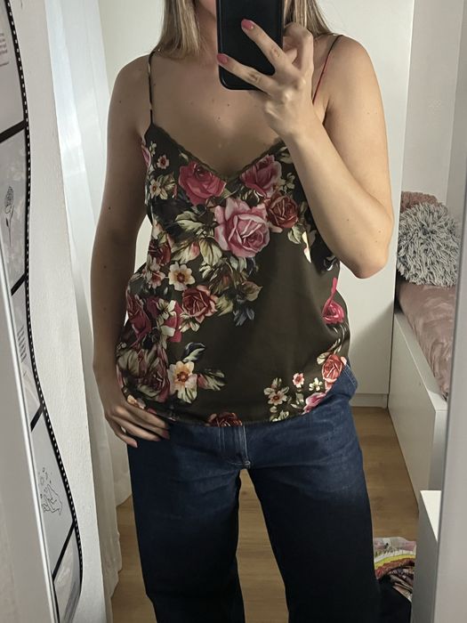 Top acetinado floral com alças finas, elegante e feminino