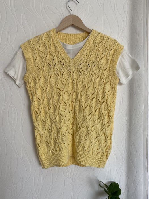 Яскрава жовта в’язана жилетка на розмір s-m