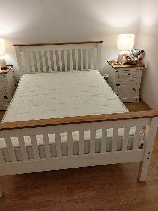 Cama de madeira com colchão