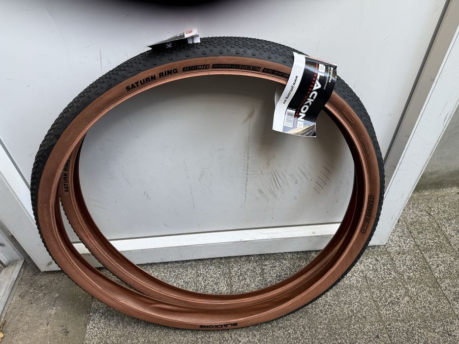 Dwie opony Blacone Saturn Ring 700x38c Gravel czarna z brązowym bokiem