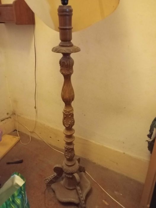 Candeeiro antigo de pé em madeira