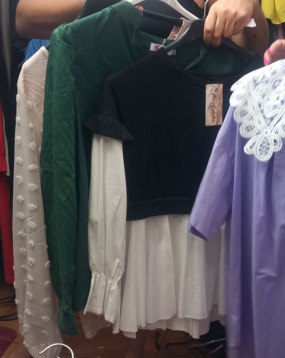 Vendo varias pecas de roupa de mukher , stock off