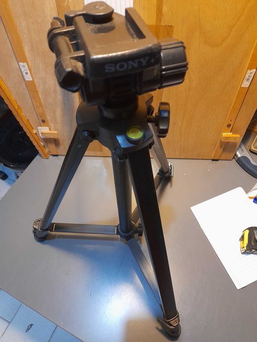 Tripé  SONY com nivelador  usado como novo para câmaras de fotografar.