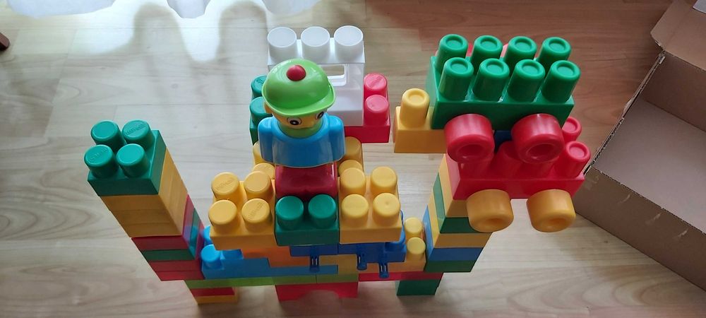 49 dużych plastikowych klocków