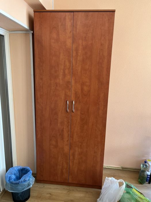Офісні меблі стільці шафи
