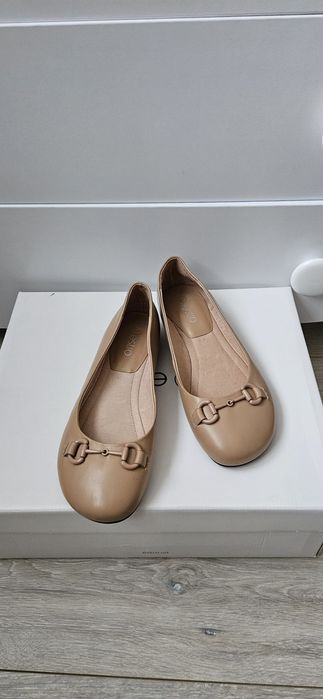 Жіночі бежеві шкіряні балетки Estro